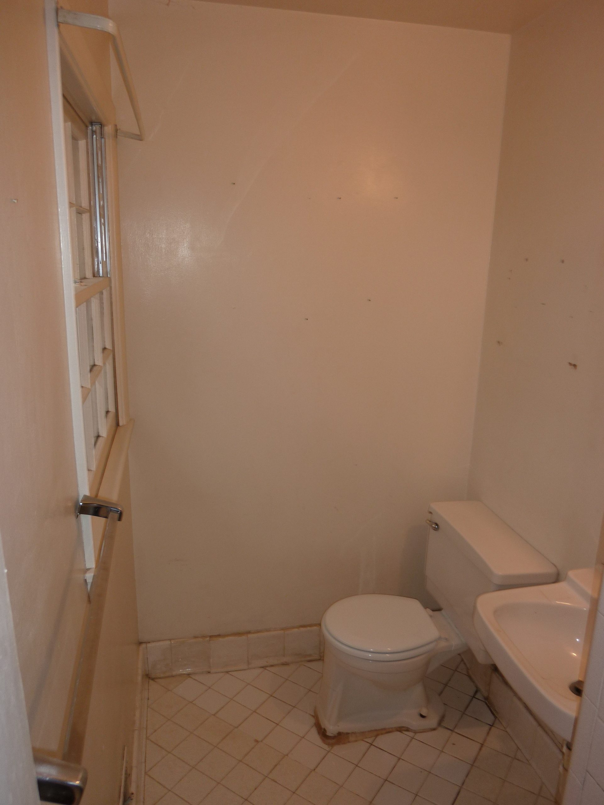 Bathroom 1 before